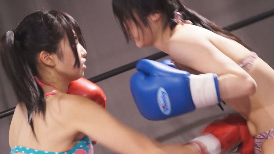 水嶋アリスと神楽アイネがビキニ＆トップレスでボクシング対決