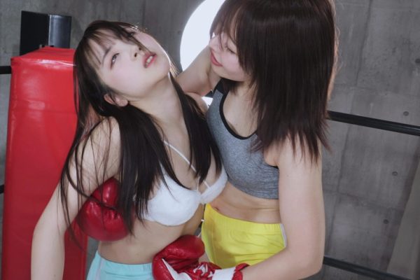 女子ボクシングで対戦する葉月ひなと若月もあの白熱シーン